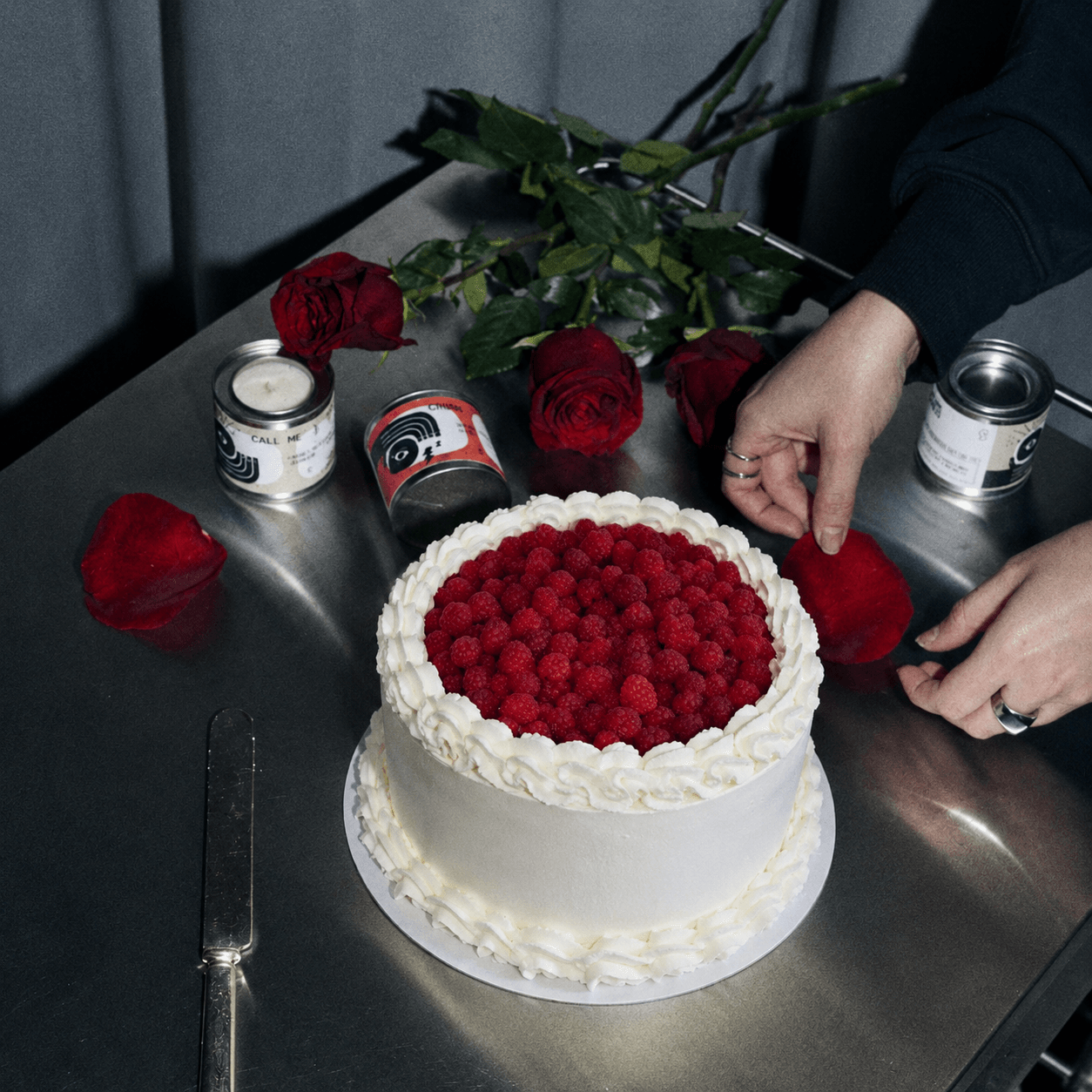 Свечена елегантна бела торта со бисери Dolce Mio