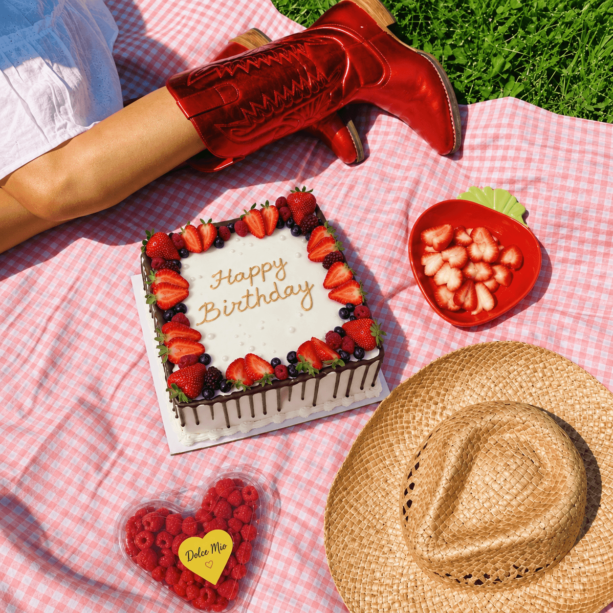 Свежа торта со шумски малини и крем Dolce Mio