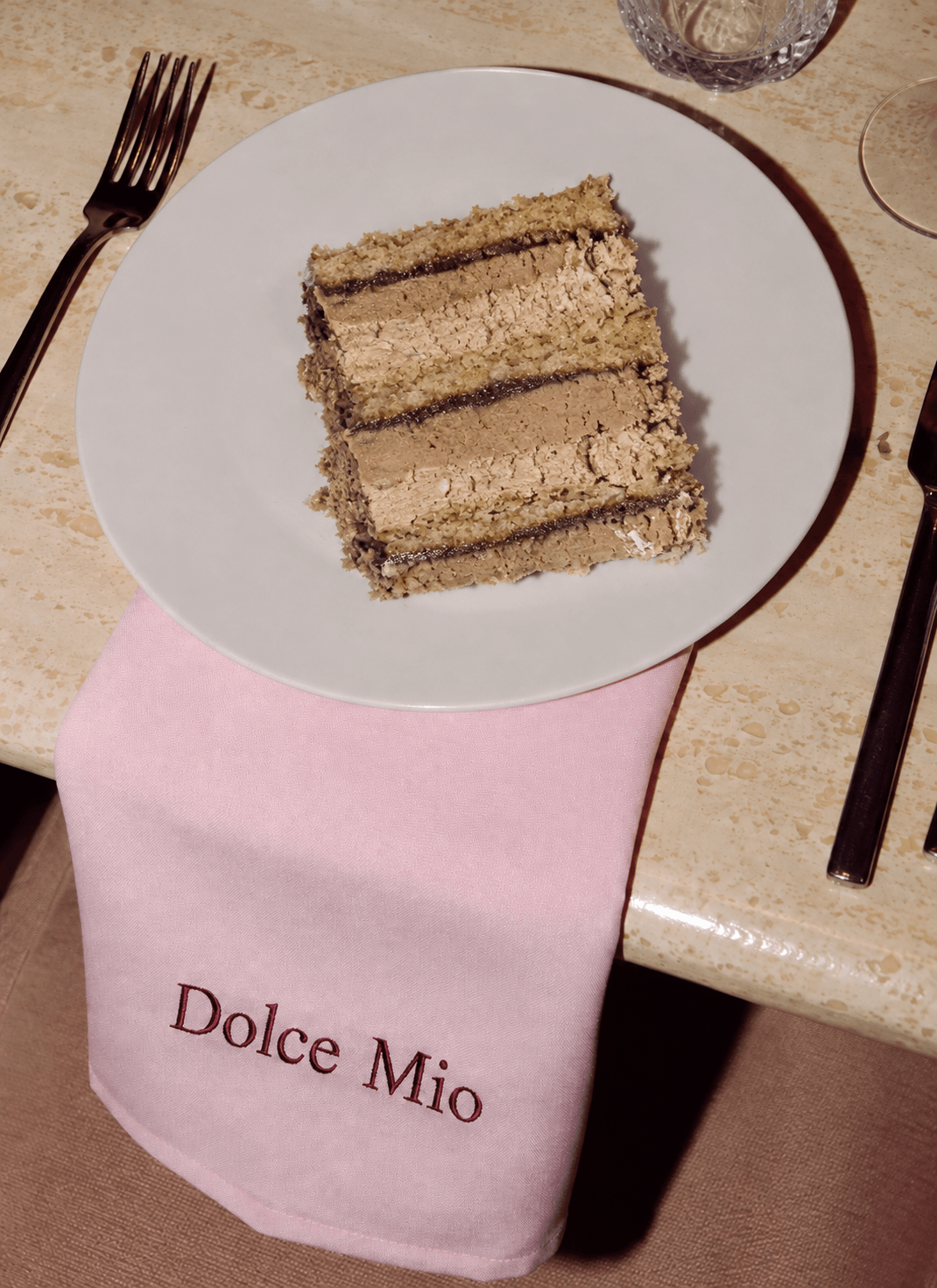 Парче торта на чинија со Dolce Mio салфетка